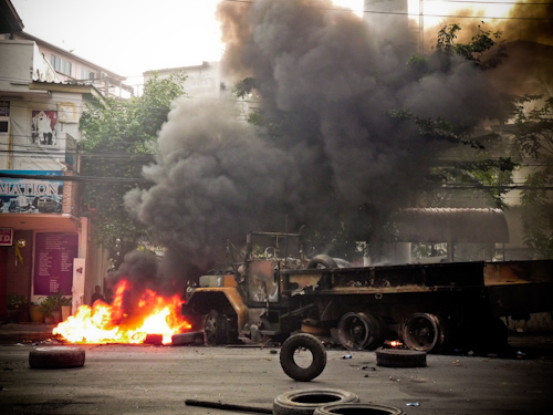 11_bangkok_protests_burning_truck