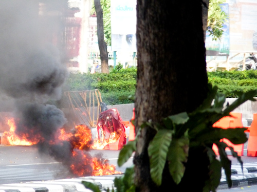 bangkok_protests_burning_blockage