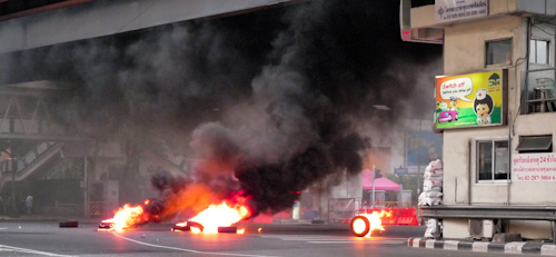 bangkok_protests_burning_tires